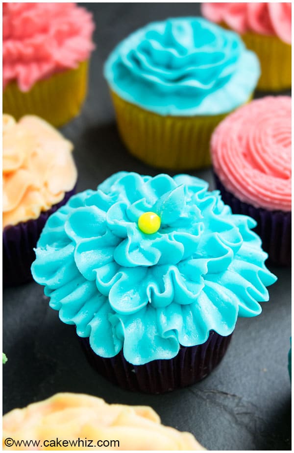 How to Decorate Cupcakes (Flower Cupcakes)