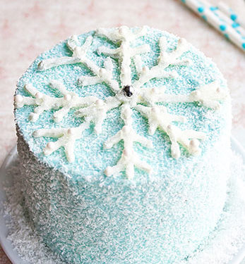 https://cakewhiz.com/wp-content/uploads/2014/01/How-To-Make-Snowflake-Cake-347x375.jpg