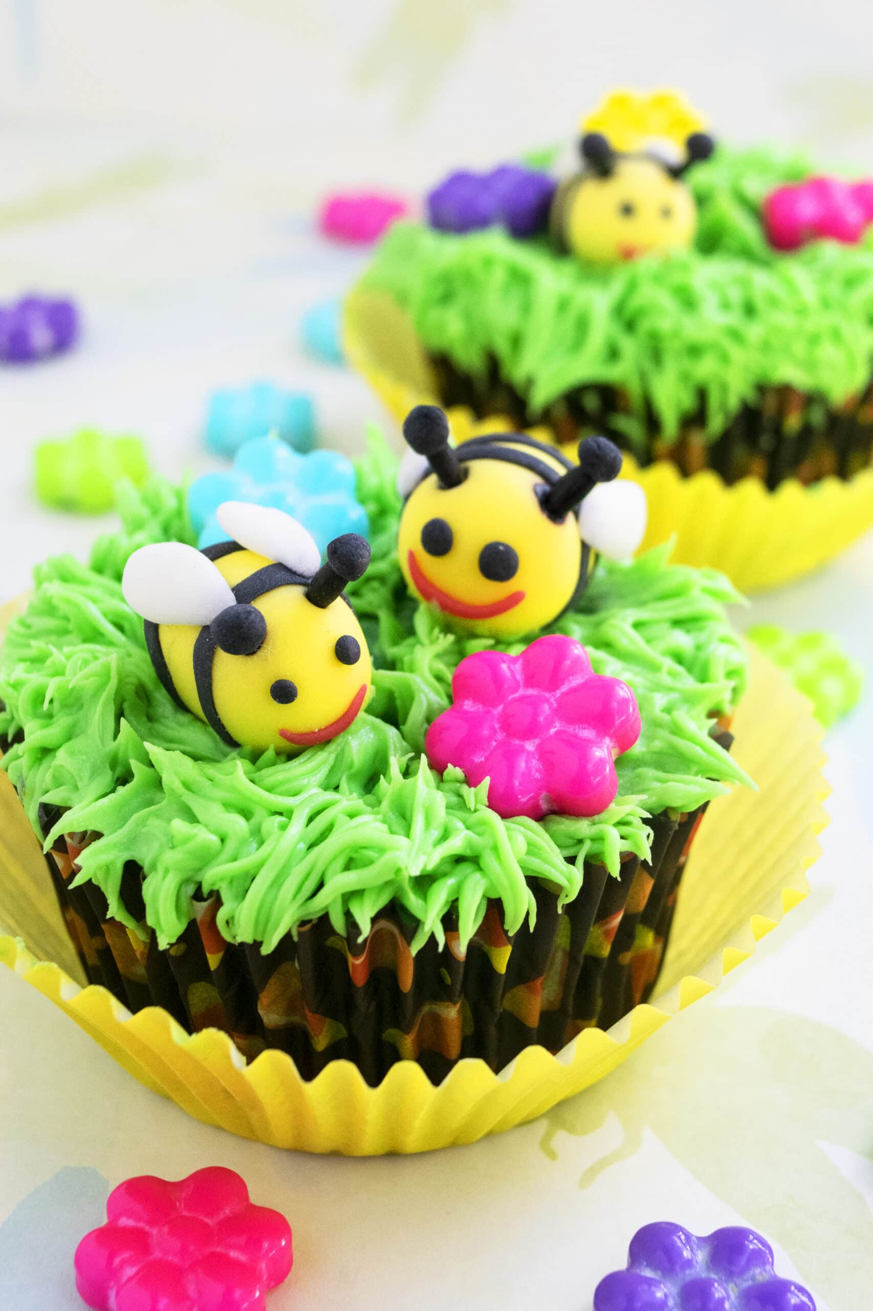 Bee Cupcakes {Bumblebee or Honey Bee} - CakeWhiz