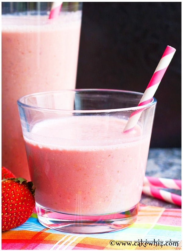 Healthy Strawberry Smoothie (4 Ingredients)