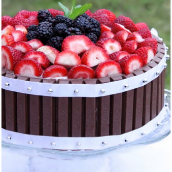 Kit Kat Cake With Strawberries (Quick and Easy Cake Decorating Idea)