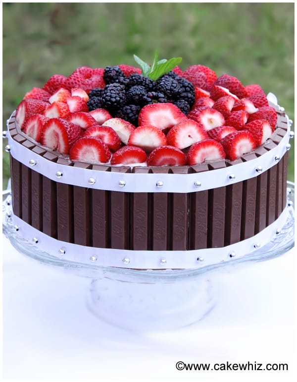 Featured image of post Recipe of Kit Kat Chocolate Strawberry Cake Decoration