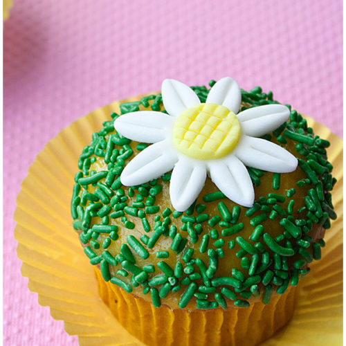 Bumblebee Cake {Spring Cake} - CakeWhiz