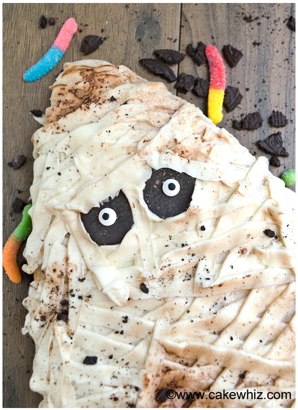 Easy Mummy Cake {Halloween Cake}