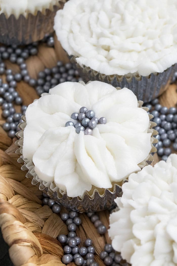 How to Decorate White Wedding Cupcakes