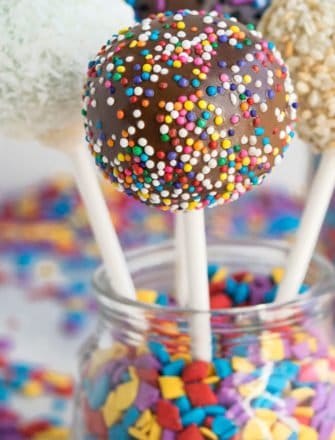 How to Make Cake Pops (Quick and Easy)