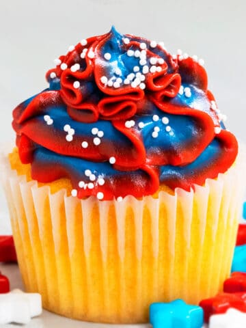 Easy 4th of July Cupcakes (Red White and Blue Cupcakes)