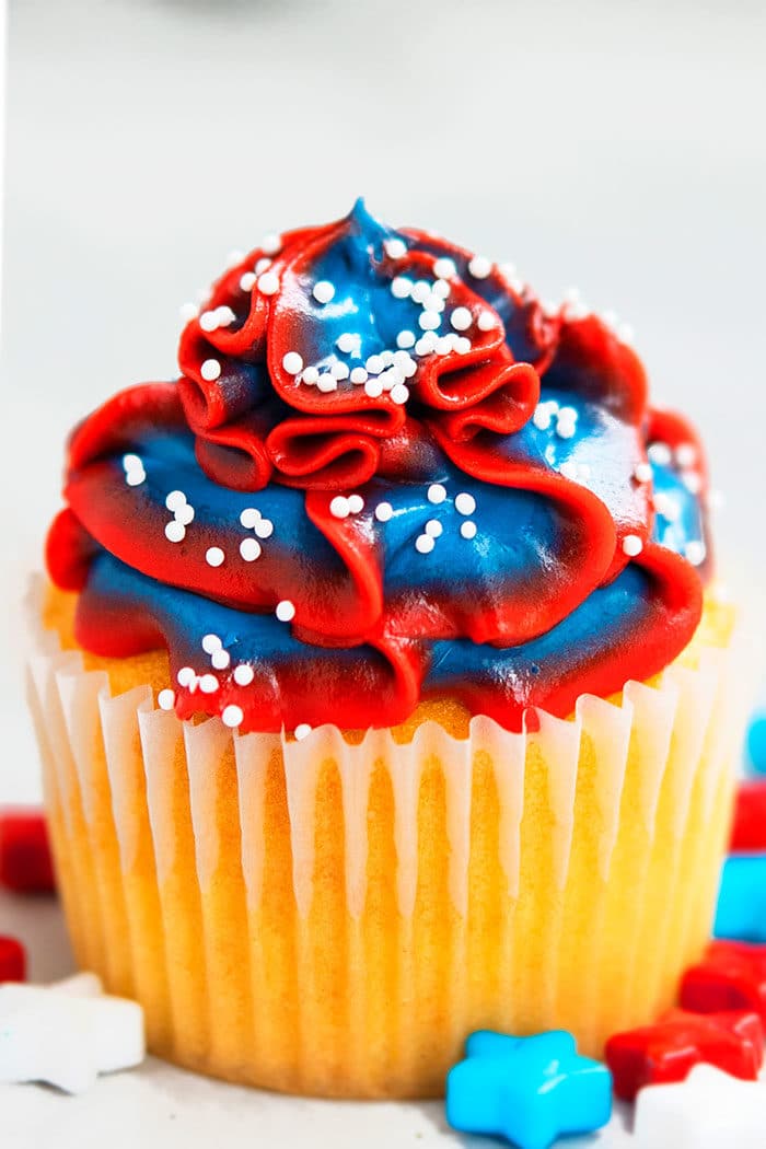 4th of july cupcakes {red white and blue cupcakes}