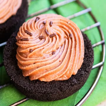Easy creamy mini no bake Nutella cheesecake with Oreo crust on cooling rack.