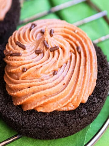 Easy creamy mini no bake Nutella cheesecake with Oreo crust on cooling rack.