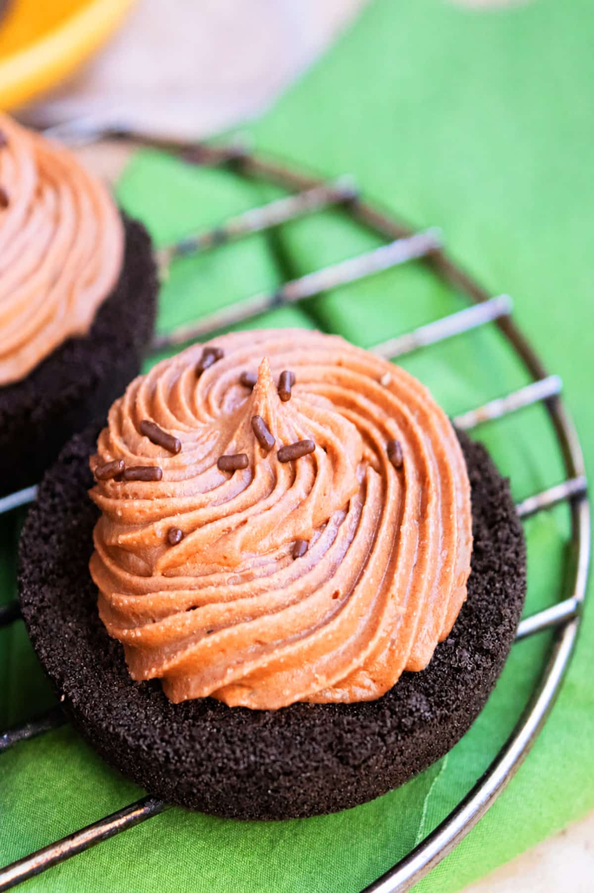 Mini no bake Nutella cheesecake with Oreo cookie crust on cooling rack with green kitchen towel. 