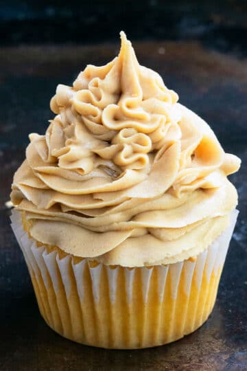 Peanut Butter Frosting {4 Ingredients} - CakeWhiz