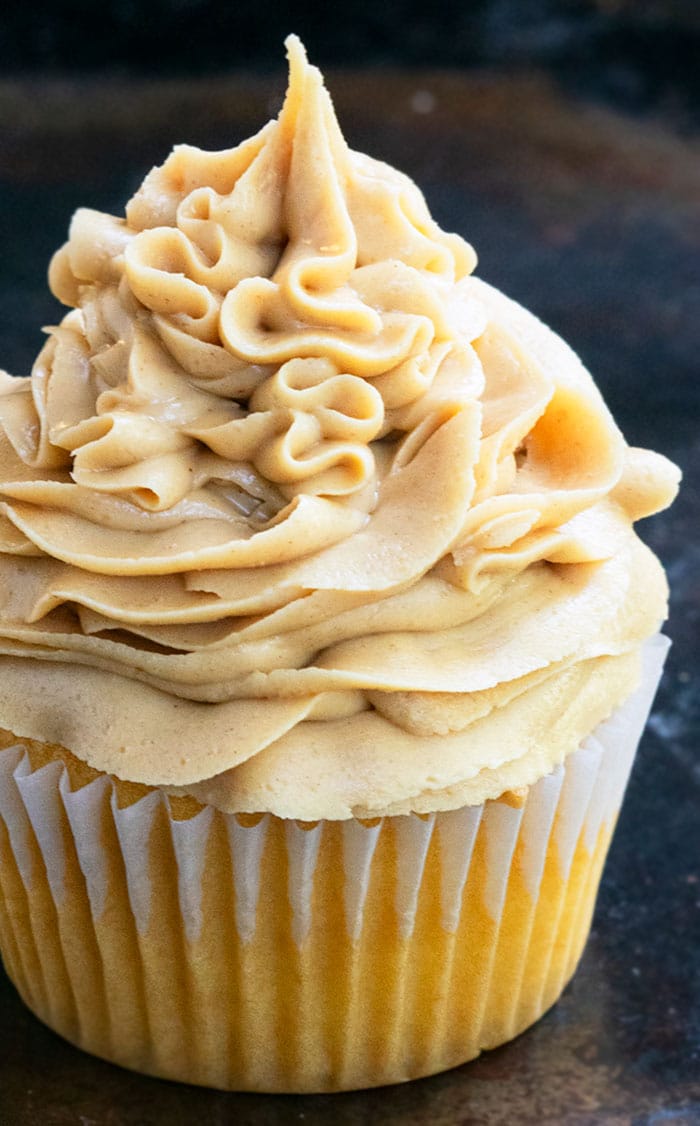 Peanut Butter Frosting {4 Ingredients} - CakeWhiz