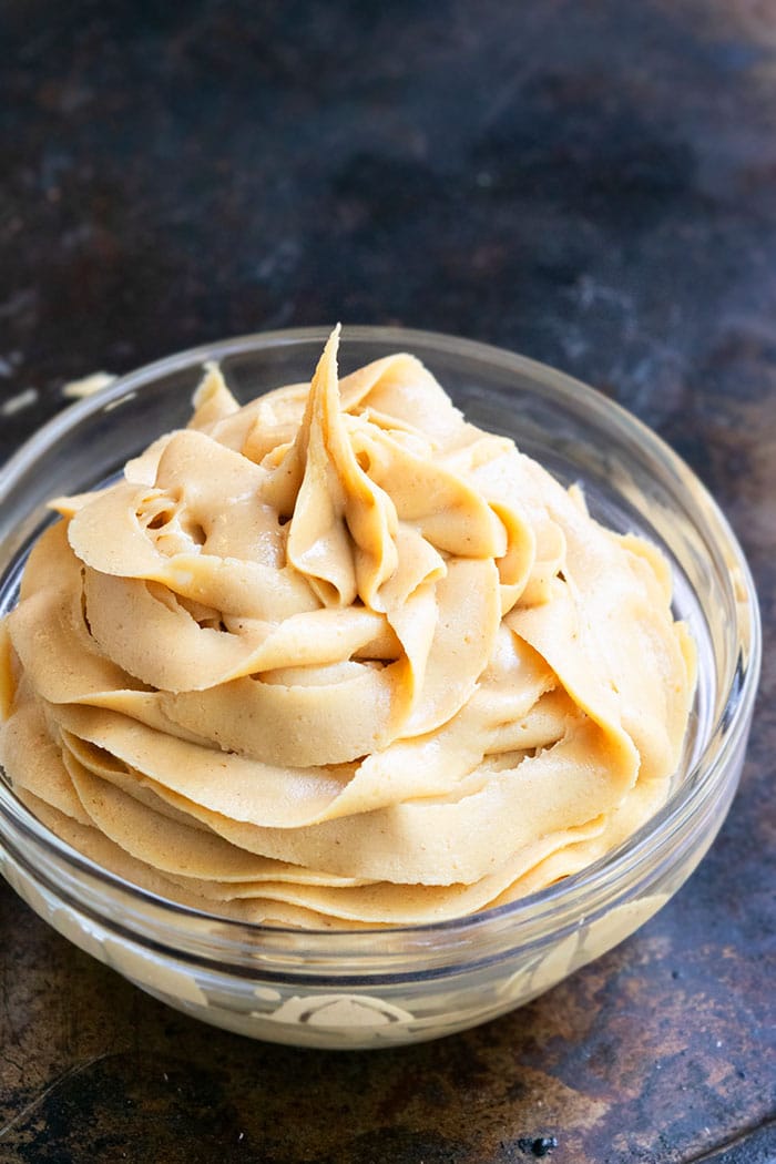 Peanut Butter Frosting {4 Ingredients} - CakeWhiz