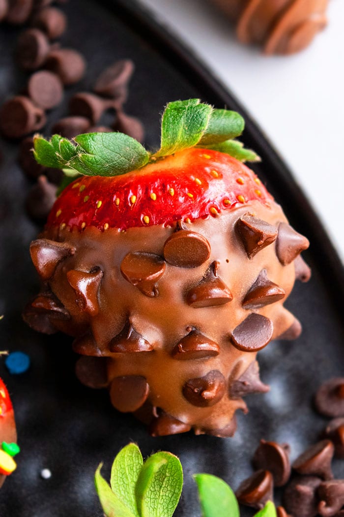 Easy Chocolate Dipped Strawberries with Chocolate Chips