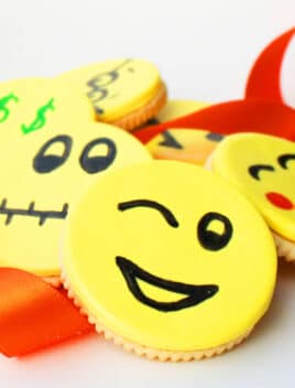 Easy Homemade DIY Emoji Cookies (Emoji Oreos)