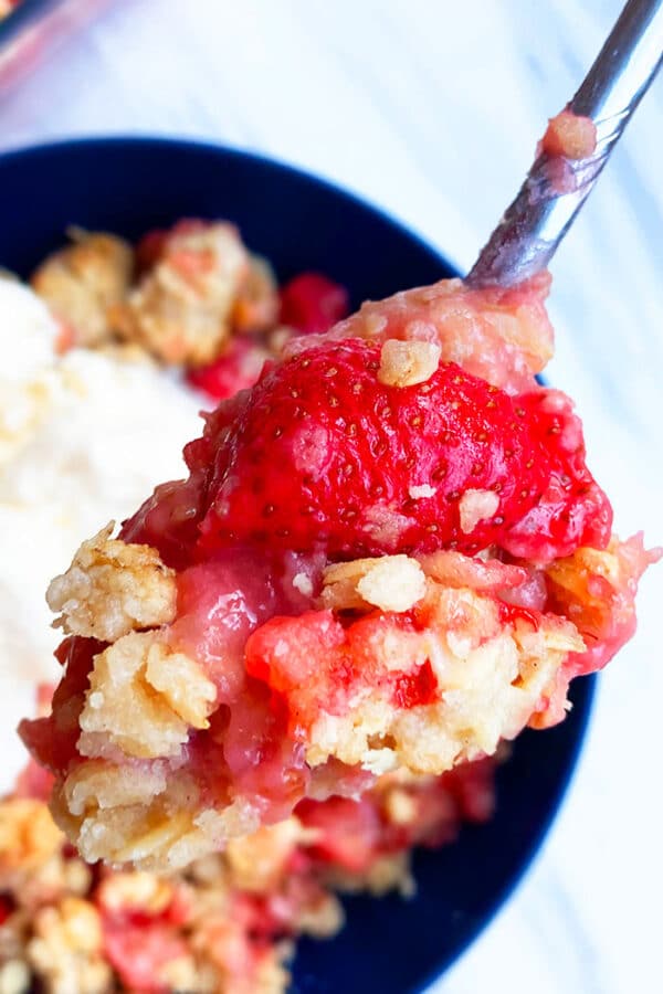 Strawberry Rhubarb Crisp {Crumble} - CakeWhiz