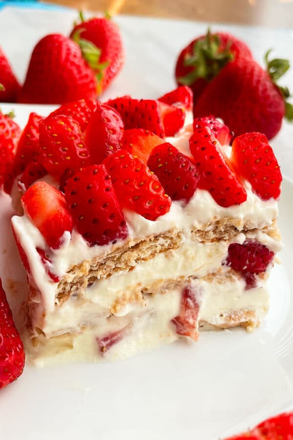 Strawberry Icebox Cake {No Bake} - CakeWhiz