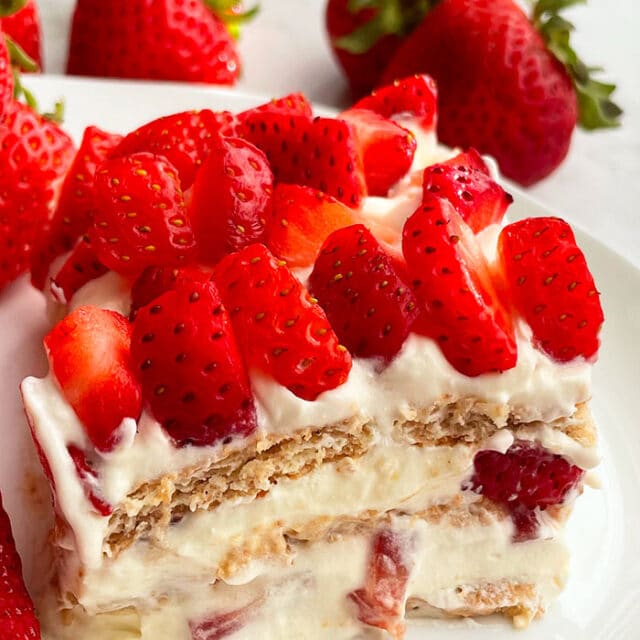 Strawberry Icebox Cake {No Bake} - CakeWhiz