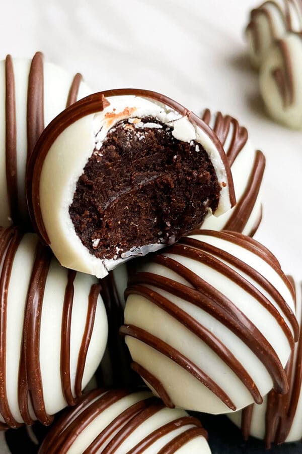 Chocolate Rum Balls {No Bake} - CakeWhiz