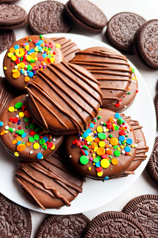 Chocolate Covered Oreos {Dipped Oreos} - CakeWhiz