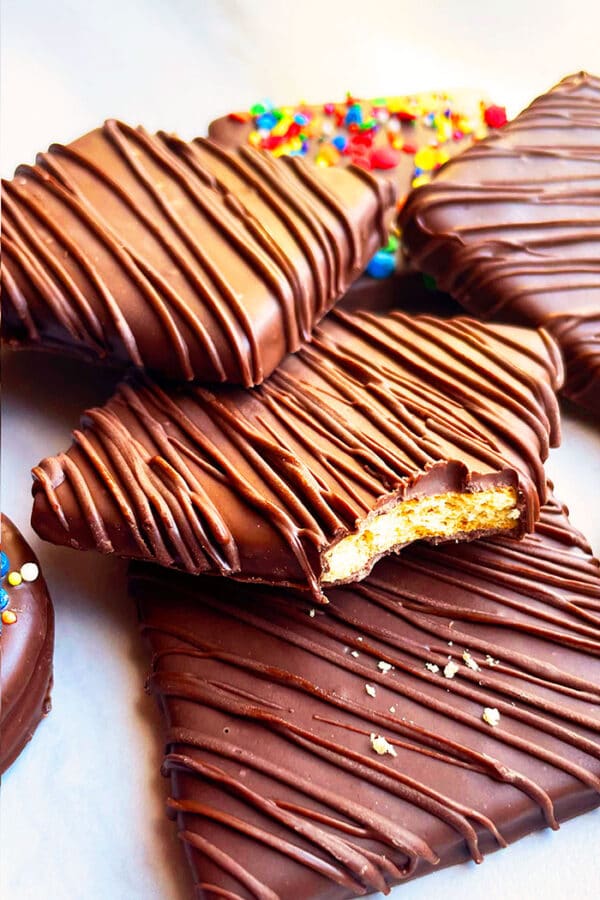 Chocolate Covered Graham Crackers {No Bake} CakeWhiz