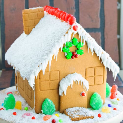 https://cakewhiz.com/wp-content/uploads/2022/11/Easy-Homemade-Gingerbread-House-500x500.jpg