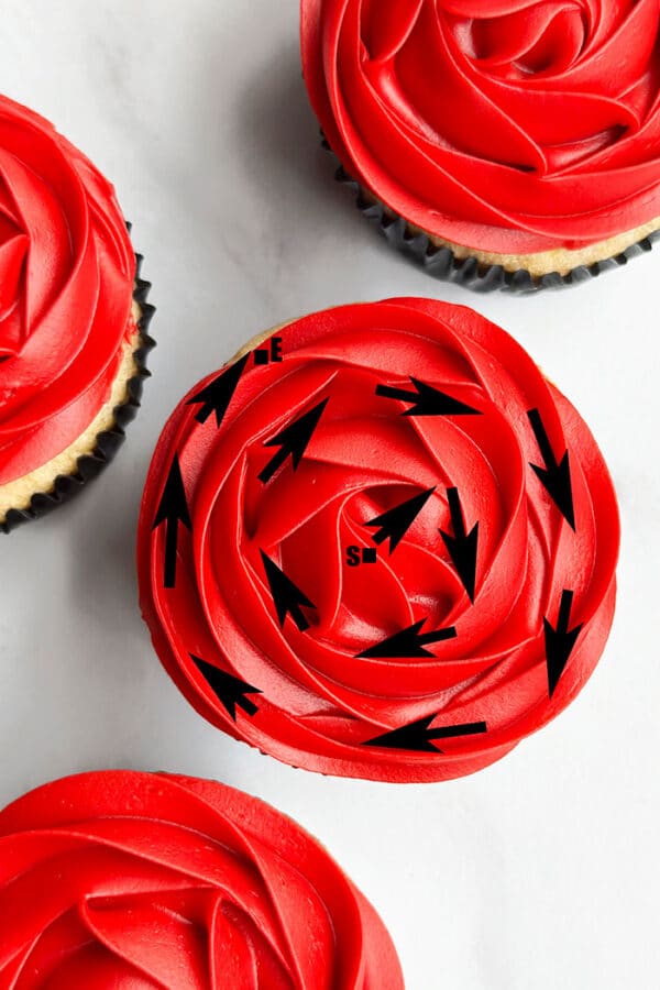 Red Rose Cupcakes {How to Pipe} CakeWhiz