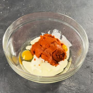 Wet ingredients in glass bow. 